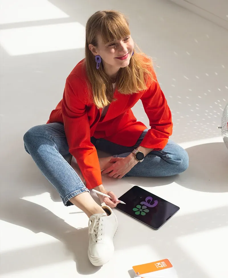 Weronika Wolska pracująca na tablecie