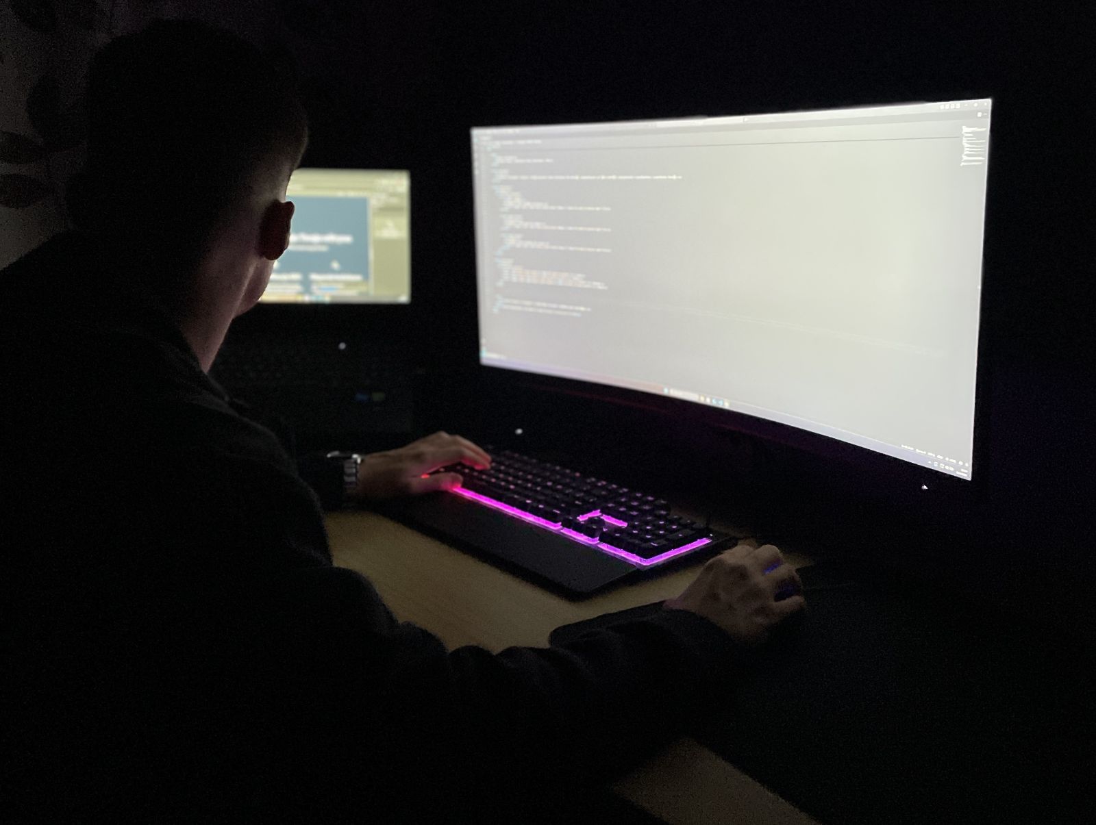 Programista pracujący nad kodem nowoczesnej strony internetowej