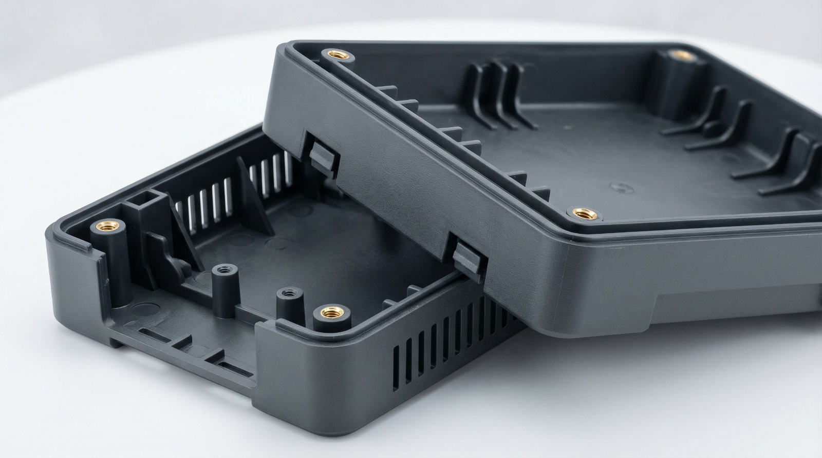 Technisches Kunststoffgehäuse Spritzguss - zweiteiliges ABS Elektronikgehäuse mit Messingeinlegern Schraubdomen und Lüftungsschlitzen