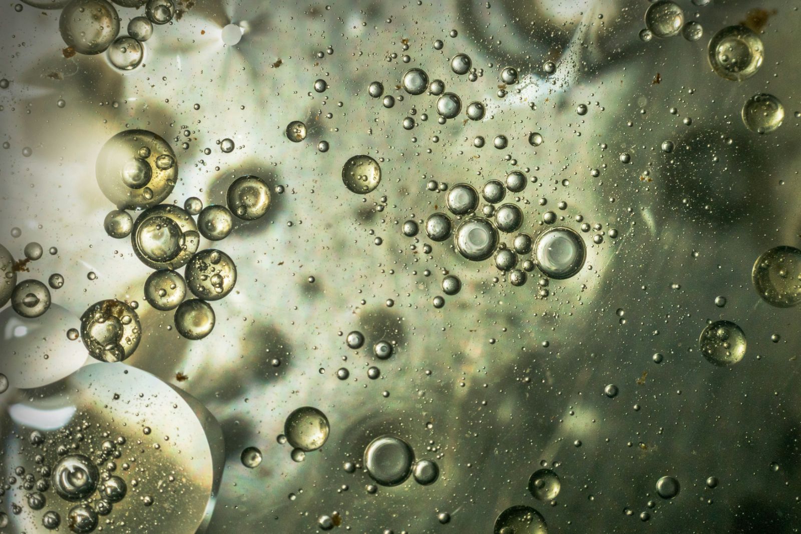 Microscopic chemical reaction bubbles