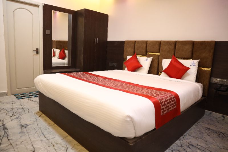 Buffet style dining arrangement