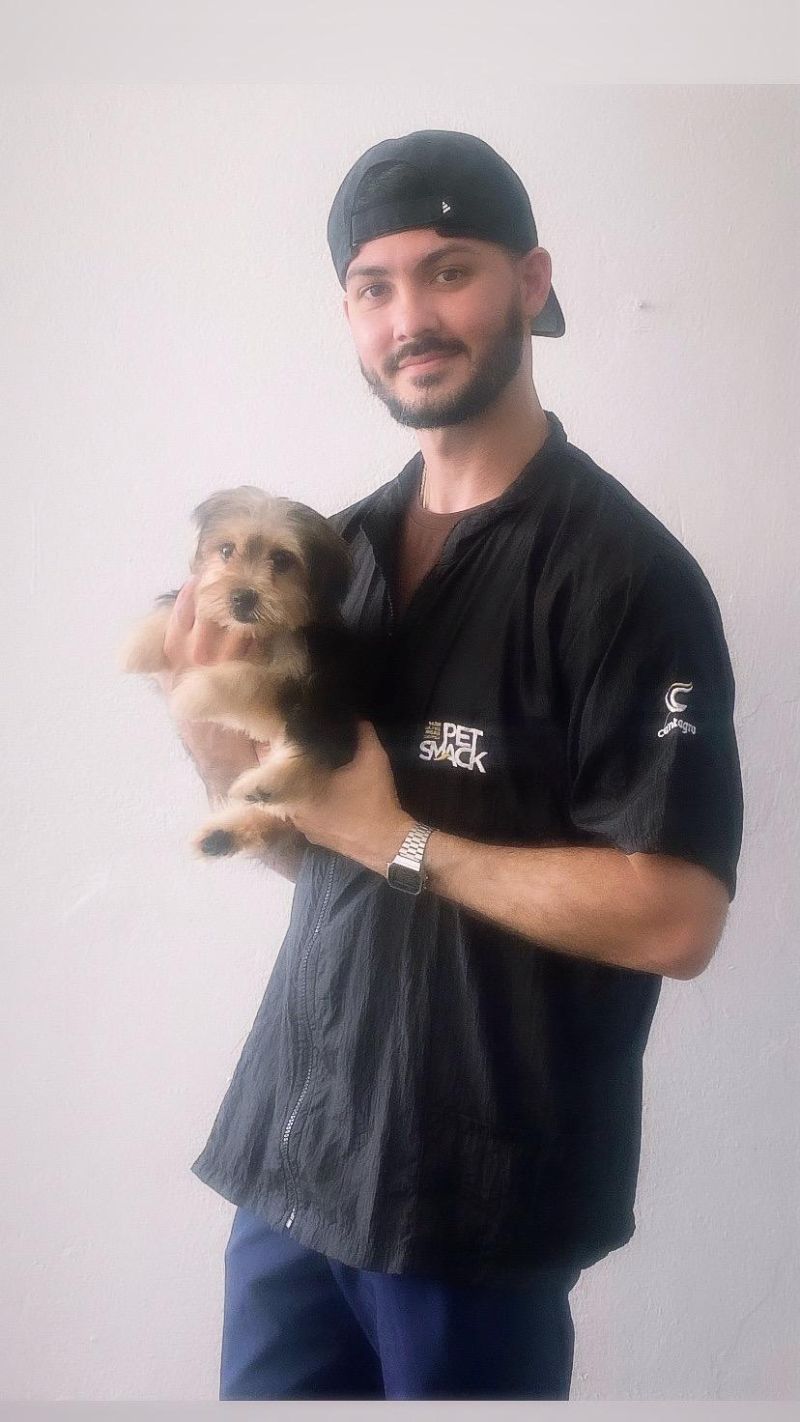 Groomer acariciando a un perro
