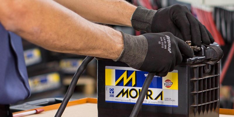 Técnico Binha Baterias realizando instalação