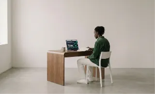 Un ragazzo guarda una lezione di progettazione europea seduto alla scrivania